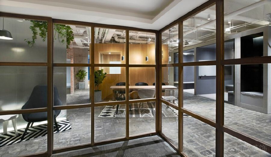 格子木質(zhì)玻璃墻體辦公室過道