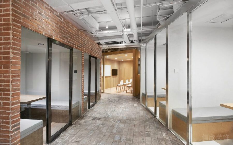 紅色墻磚復(fù)古工業(yè)風(fēng)辦公室裝修設(shè)計(jì)過道