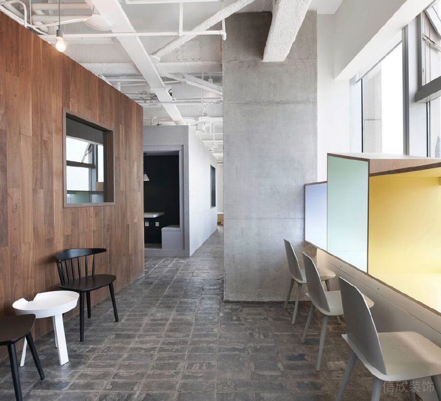 實木墻體設(shè)計休息區(qū)黑白桌椅