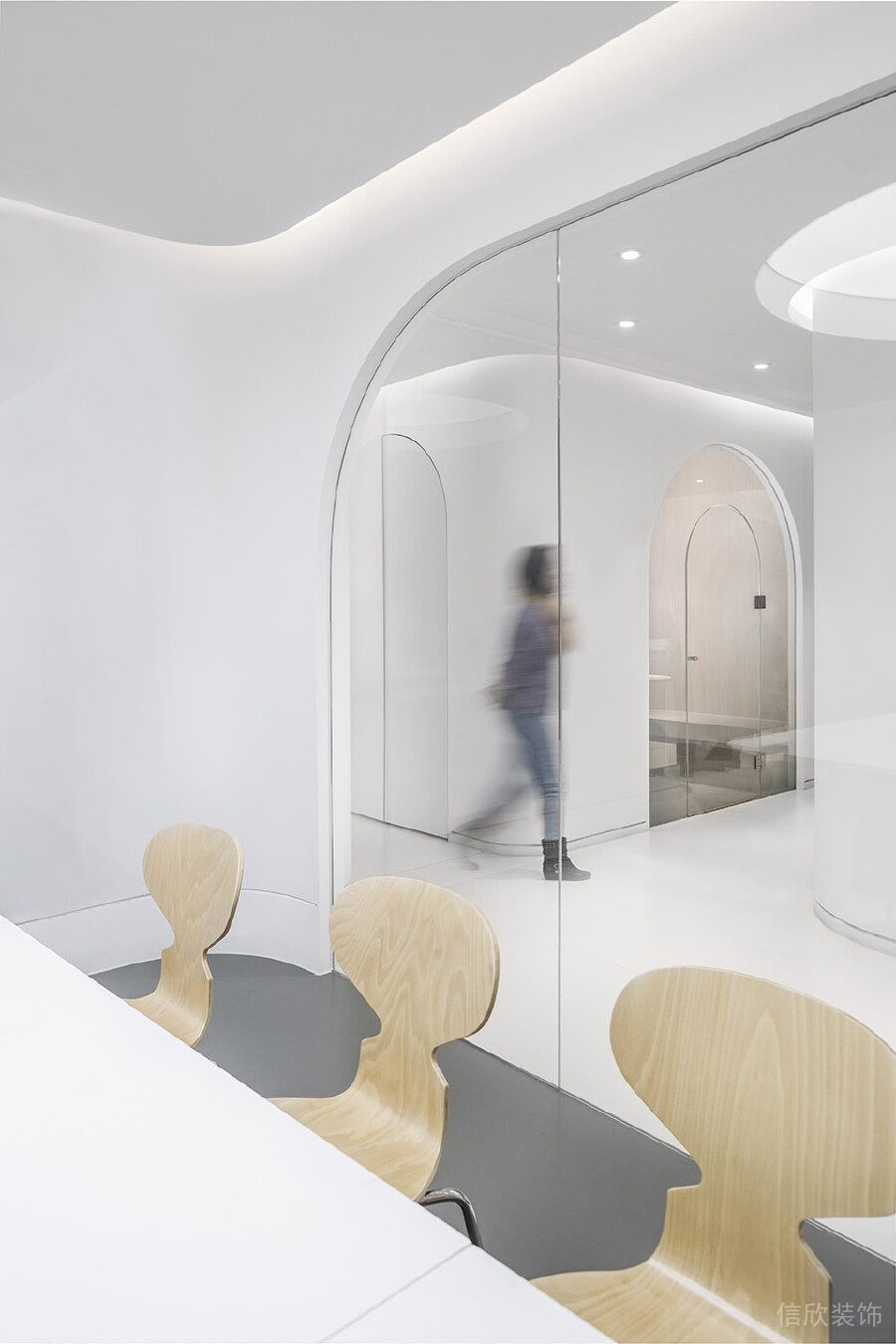 玻璃隔斷極簡風(fēng)純白會議室裝修