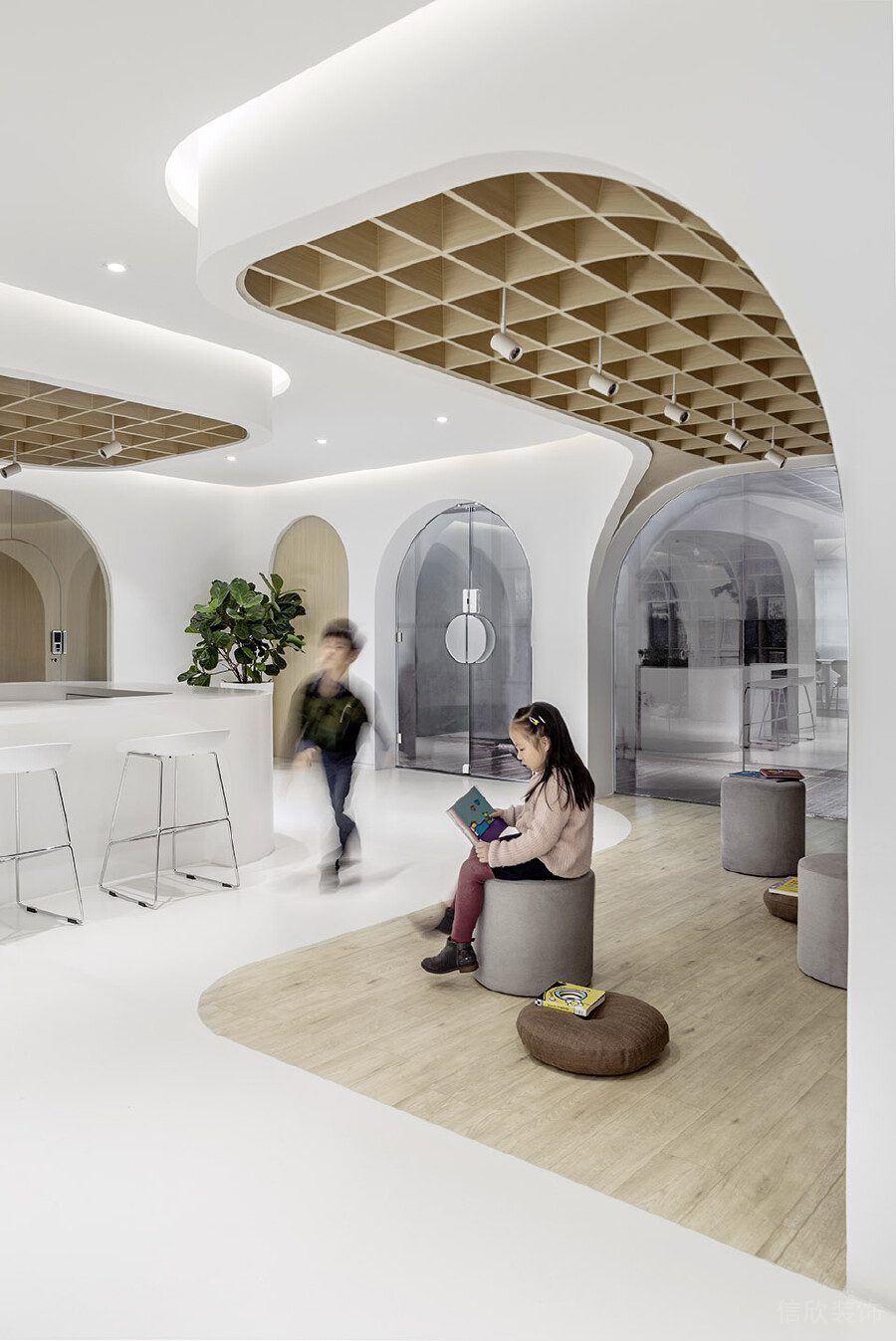 閱讀室休息區(qū)木質(zhì)書(shū)架