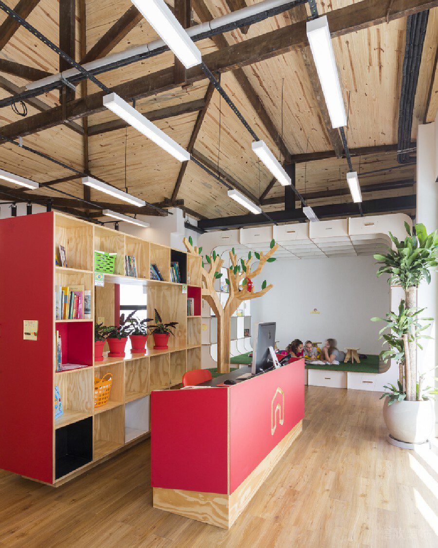 木屋天花設(shè)計(jì)紅色前臺裝修設(shè)計(jì)木柜墻體裝修圖