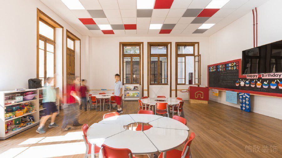 機構(gòu)設(shè)計多功能教室畫板裝修設(shè)計