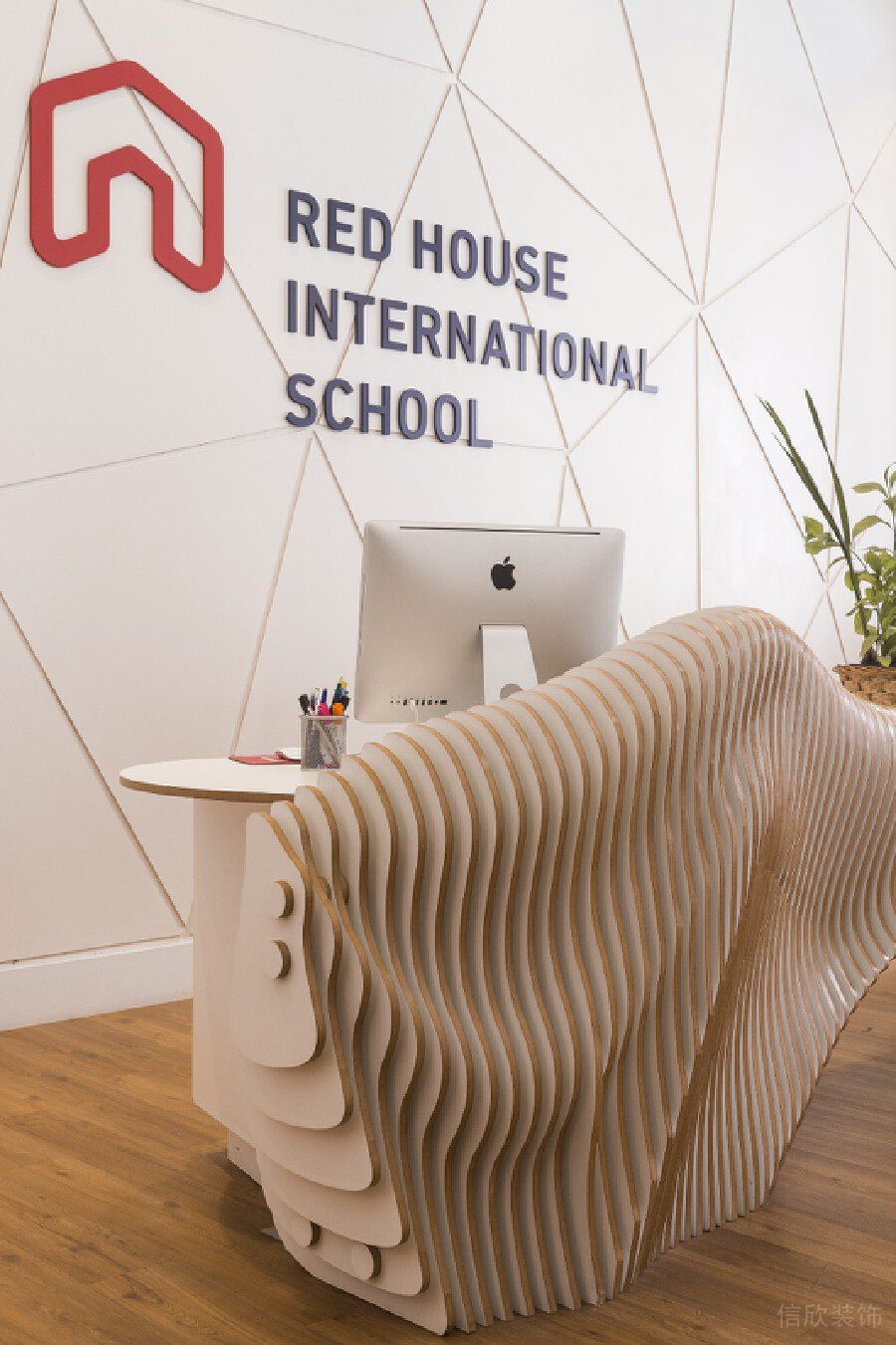 木飾面前臺桌裝修設(shè)計(jì)機(jī)構(gòu)幾何簡約風(fēng)形象板