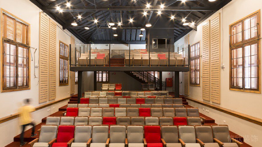 星星創(chuàng)意天花設(shè)計(jì)復(fù)古木質(zhì)窗戶演播廳
