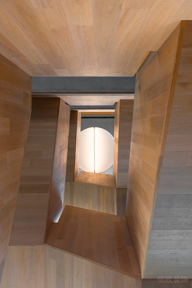 原木風(fēng)過道幾何辦公室裝修