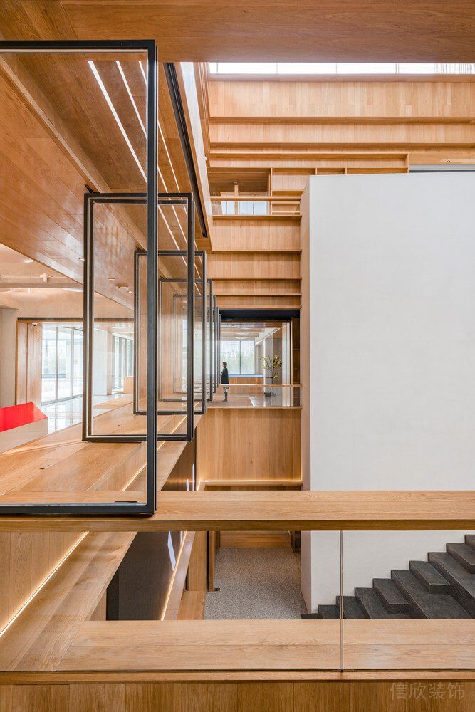 原木風(fēng)過道金屬邊框裝修