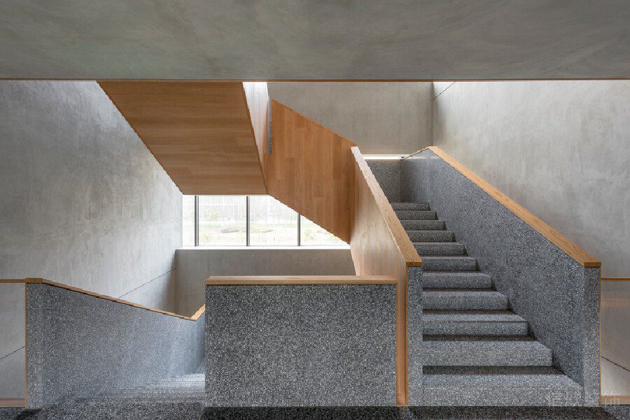 水磨石拐角辦公室過道設(shè)計