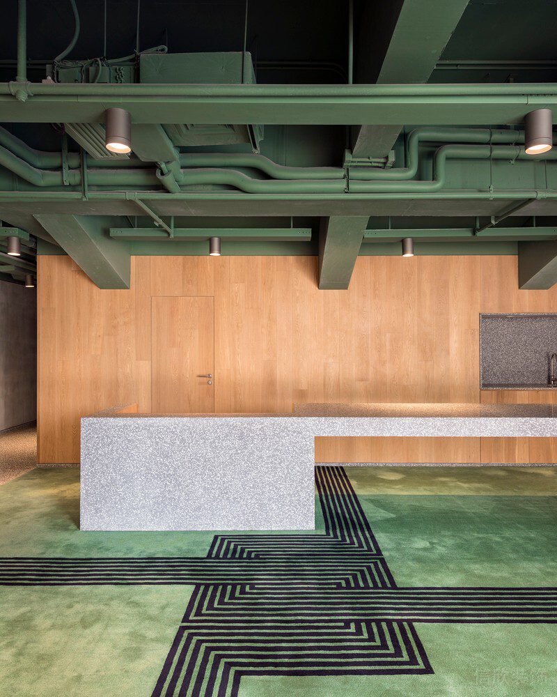 射燈綠色地毯前臺區(qū)水吧臺辦公室裝修