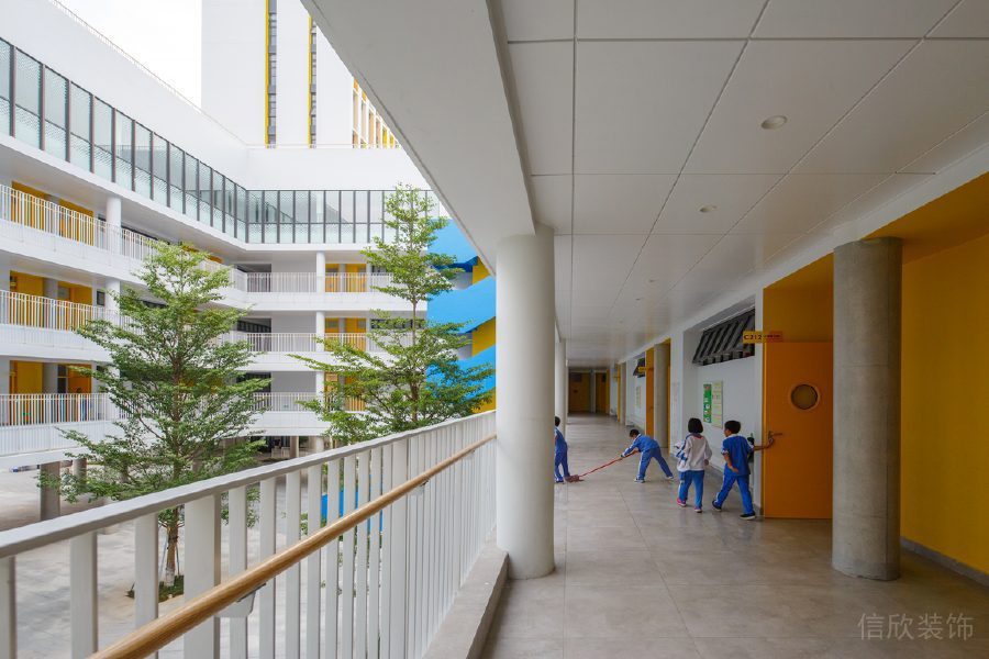 簡約學(xué)校過道條紋護墻板