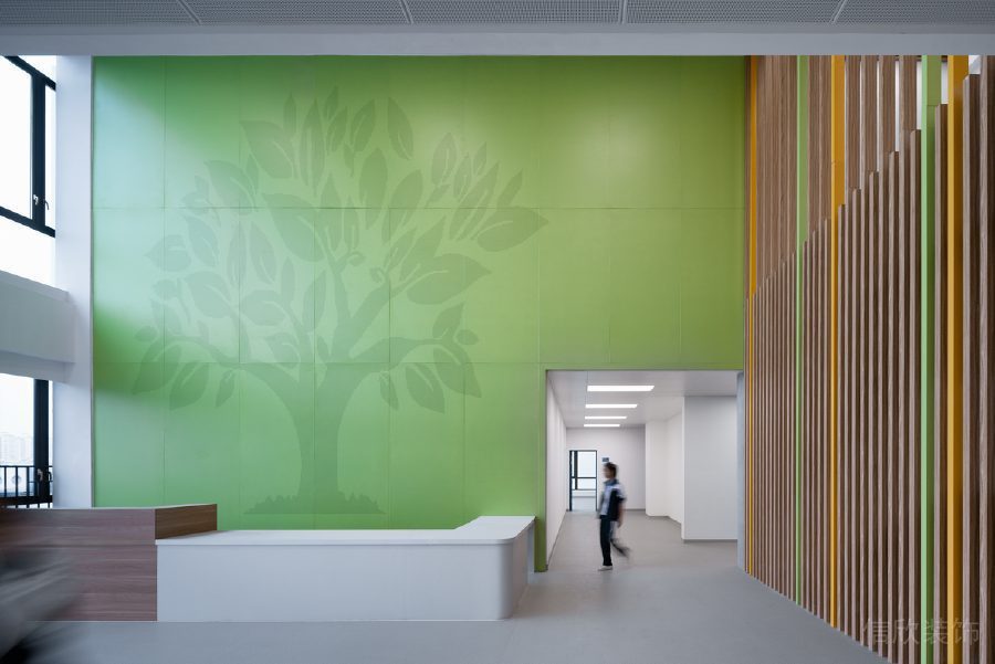 綠色墻體設(shè)計(jì)暗紋環(huán)保健康前臺區(qū)大廳裝修