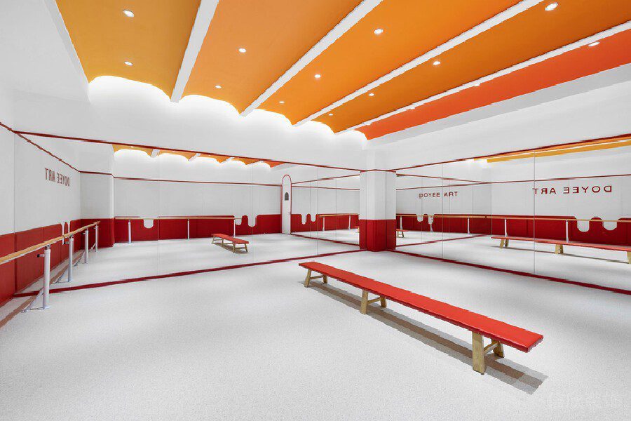 鏡面環(huán)形多功能教室直線漸變橙色天花設(shè)計(jì)