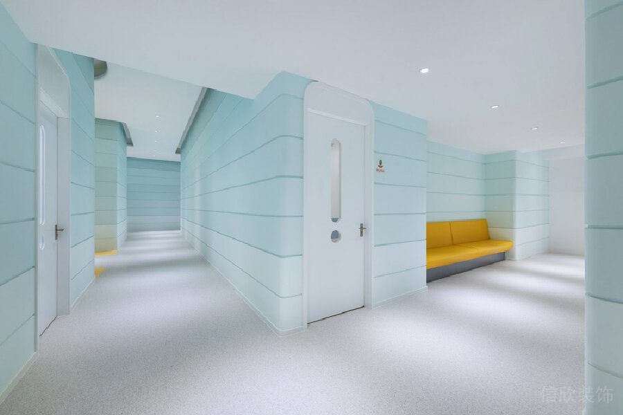 漸變藍色機構裝修設計過道休息區(qū)內嵌沙發(fā)