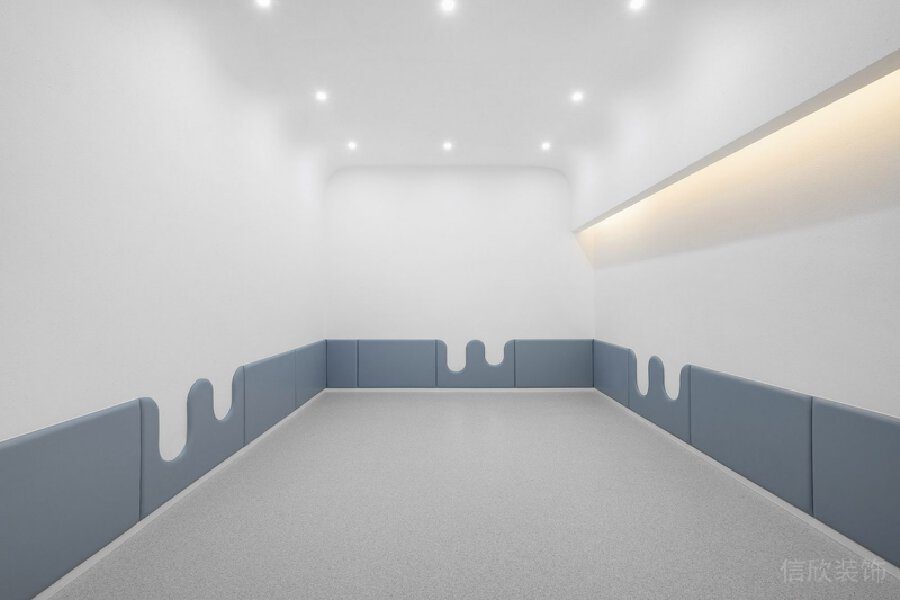 半墻裝修設(shè)計機(jī)構(gòu)軟包多功能教室