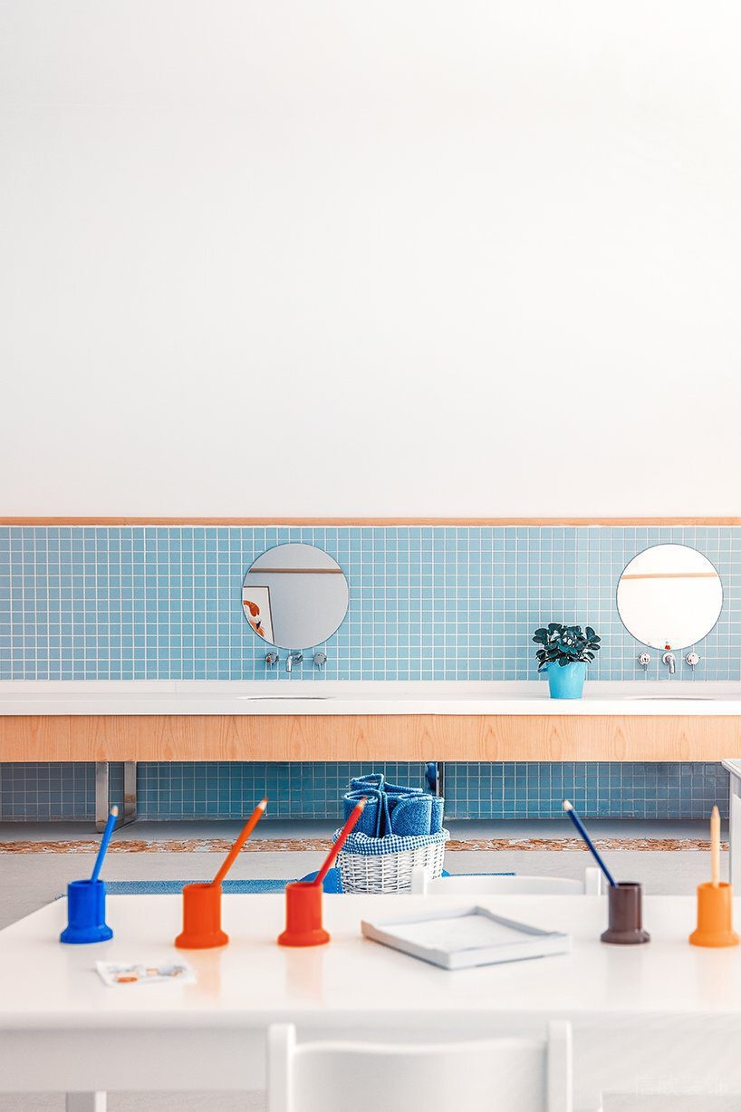 水彩繪畫彩色教室木質(zhì)防水機(jī)構(gòu)裝修