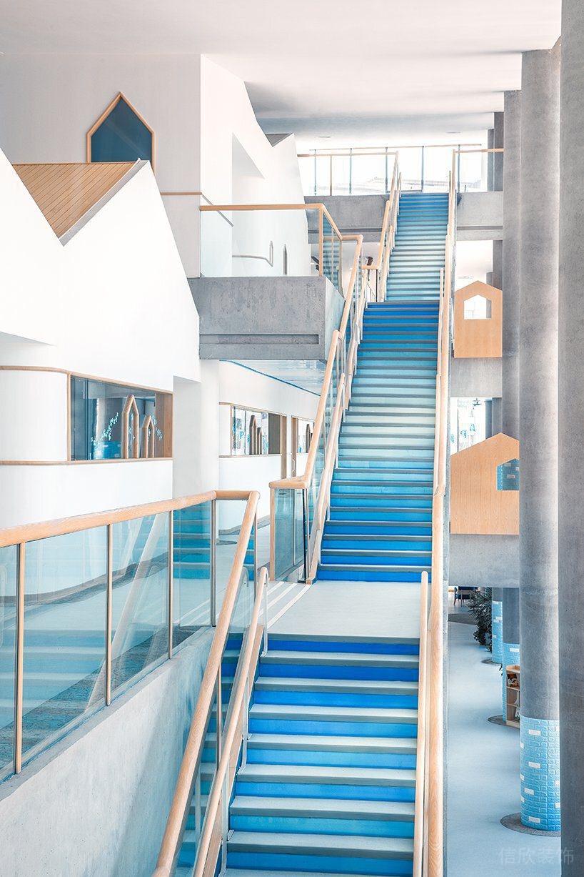 漸變藍(lán)色階梯機(jī)構(gòu)教學(xué)樓木質(zhì)簡約風(fēng)