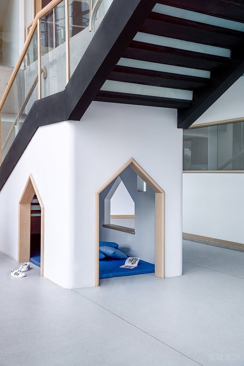 樓梯下空間裝修設(shè)計(jì)木質(zhì)開(kāi)放式閱讀室