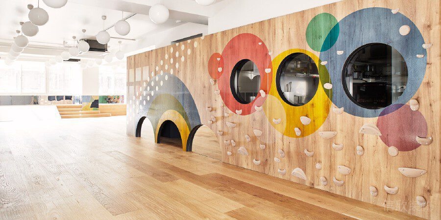 木質(zhì)弧形顯示屏設(shè)計攀巖墻原木風裝修