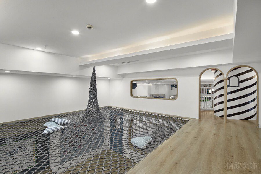 鏤空網(wǎng)面機(jī)構(gòu)裝修木質(zhì)過道