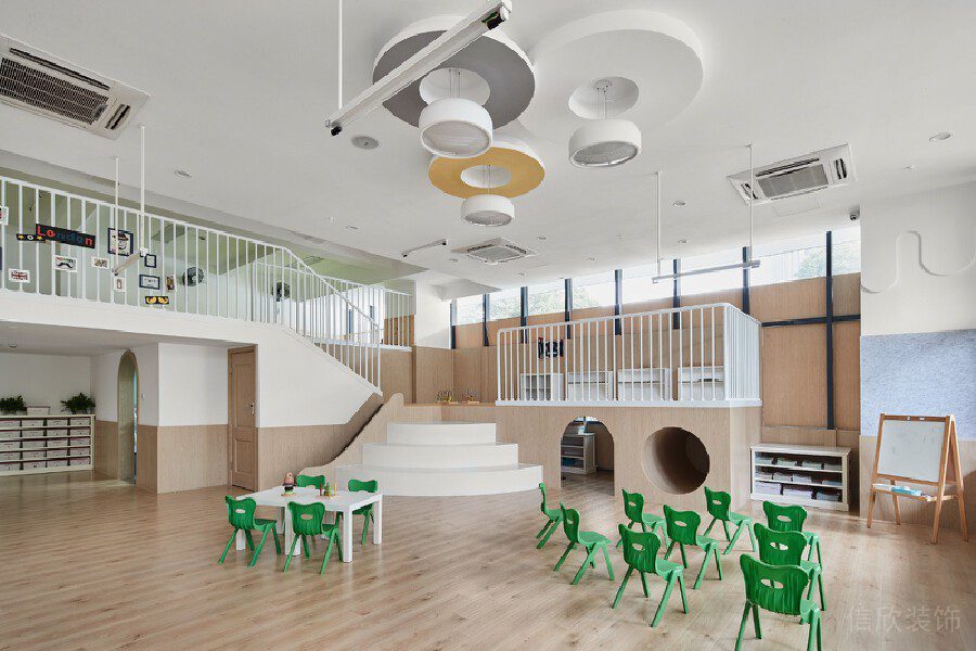 原木風(fēng)裝修設(shè)計(jì)機(jī)構(gòu)多功能教室創(chuàng)意弧形天花吊頂