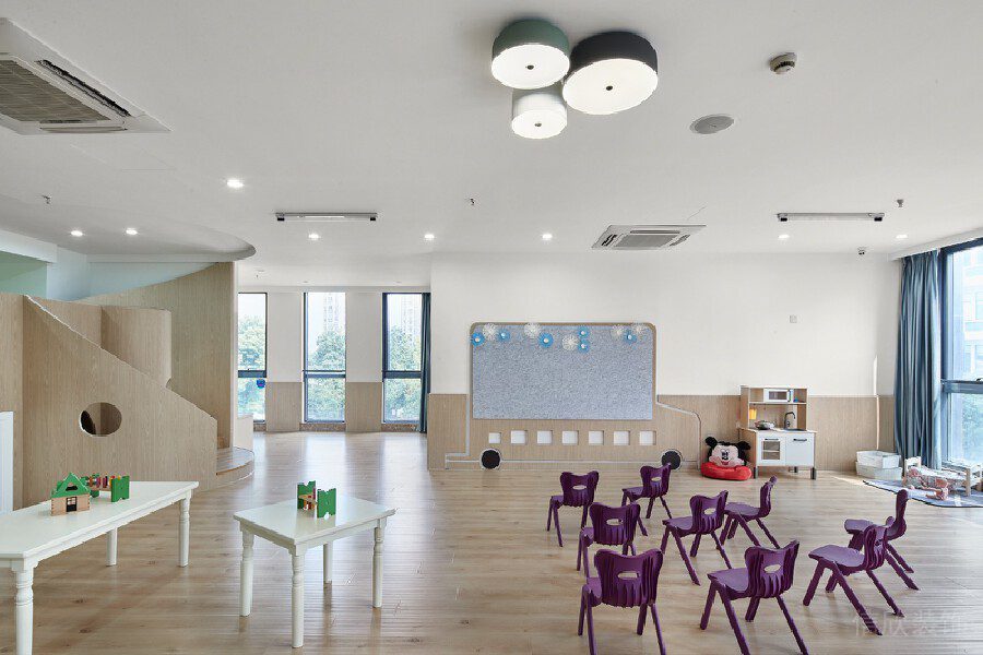 機(jī)構(gòu)授課區(qū)域原木風(fēng)裝修設(shè)計