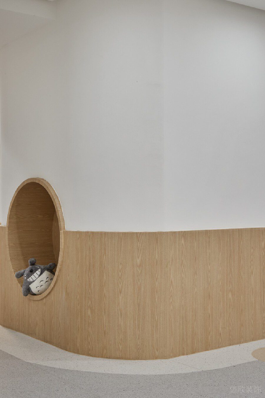 圓形內(nèi)嵌半墻原木風裝修設(shè)計