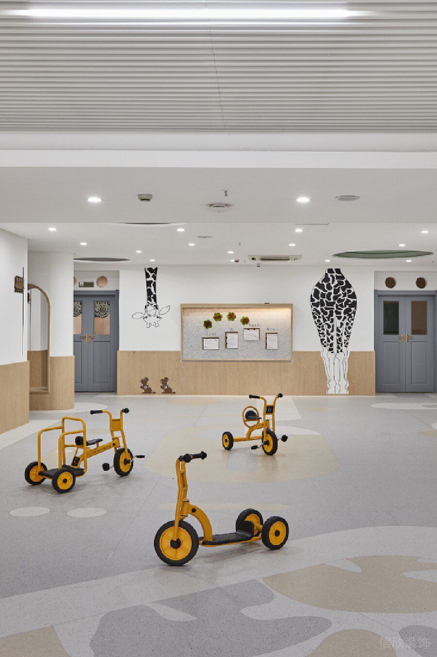 長頸鹿童趣黑白墻繪半墻木質(zhì)裝修設(shè)計