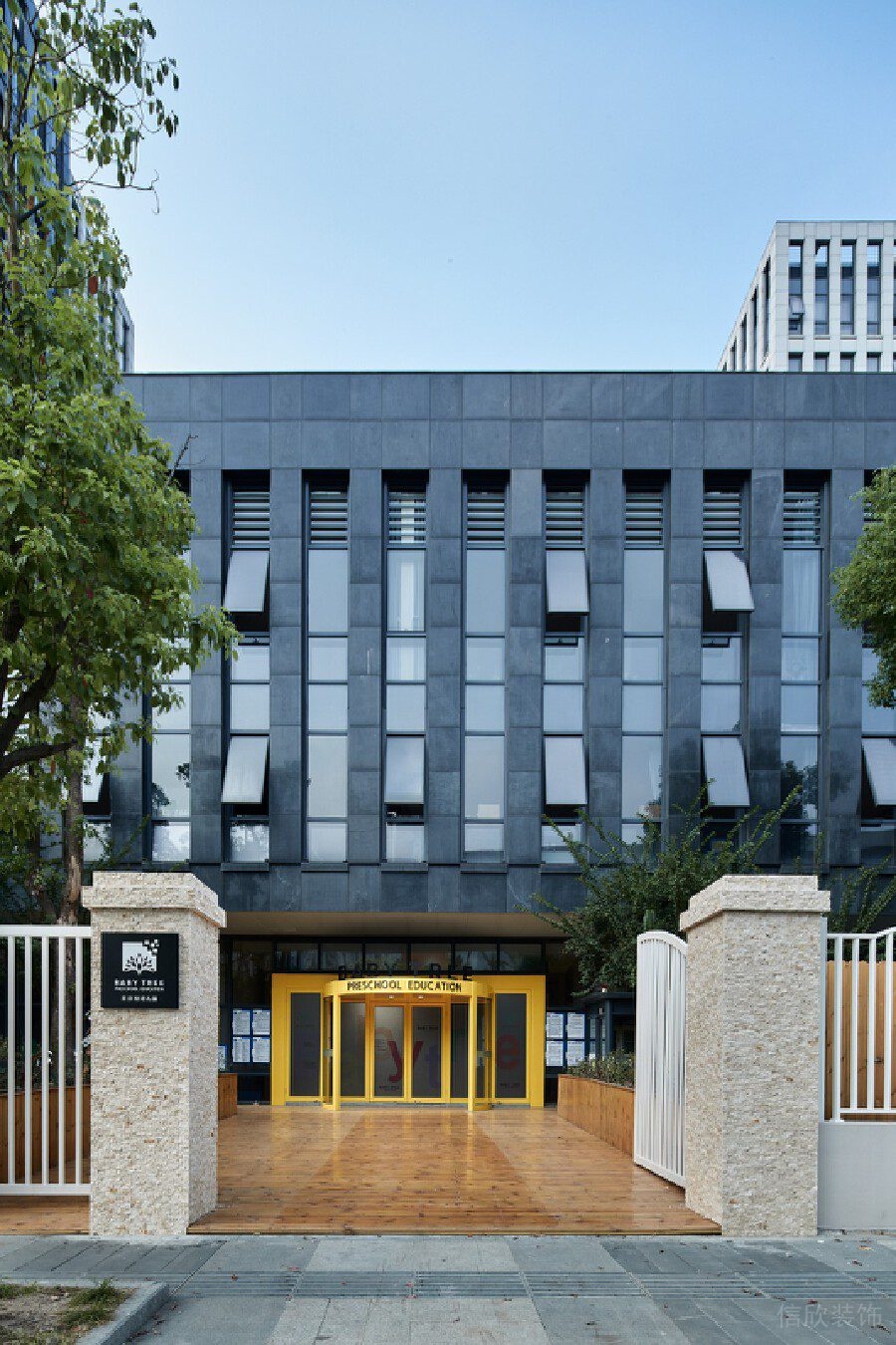 國際藝術(shù)培訓(xùn)中心木質(zhì)門框現(xiàn)代簡約設(shè)計效果圖