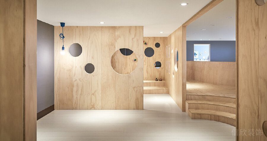 鏤空墻體裝修設(shè)計木質(zhì)階梯復(fù)古教室