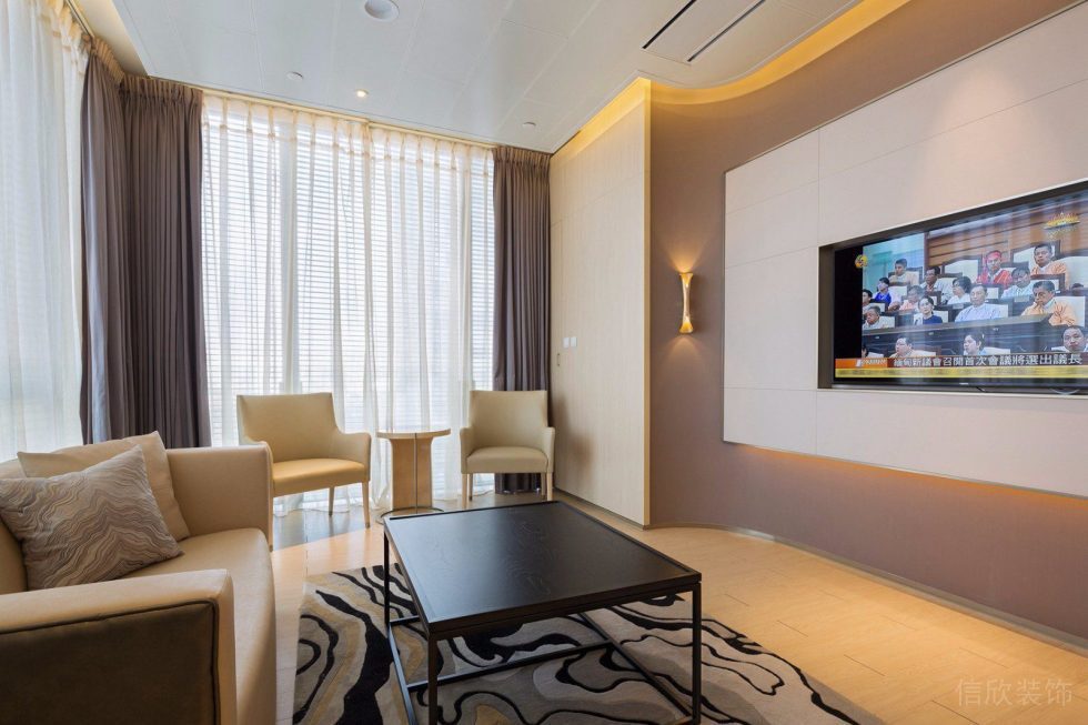 現(xiàn)代皮革沙發(fā)裝修設計休息區(qū)域鎏金