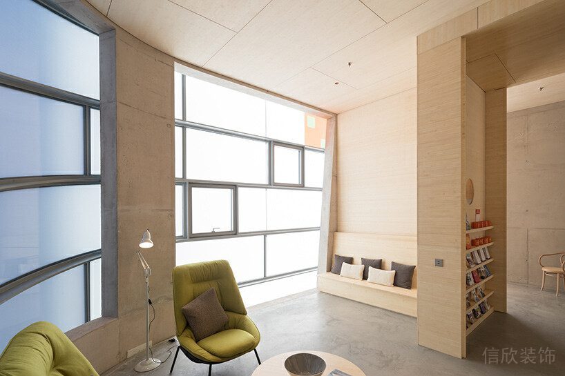 弧線現(xiàn)代設(shè)計(jì)木制過道墻體天花一體裝修效果圖