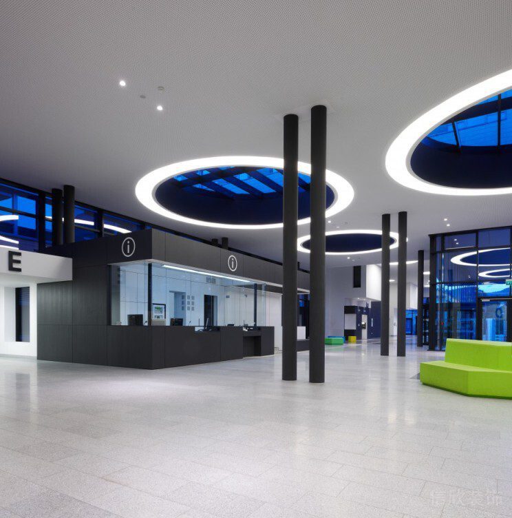 黑白色調(diào)科技感簡約辦公室裝修設(shè)計