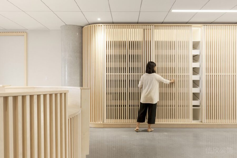 鏤空平推收納墻柜設(shè)計辦公室原木風
