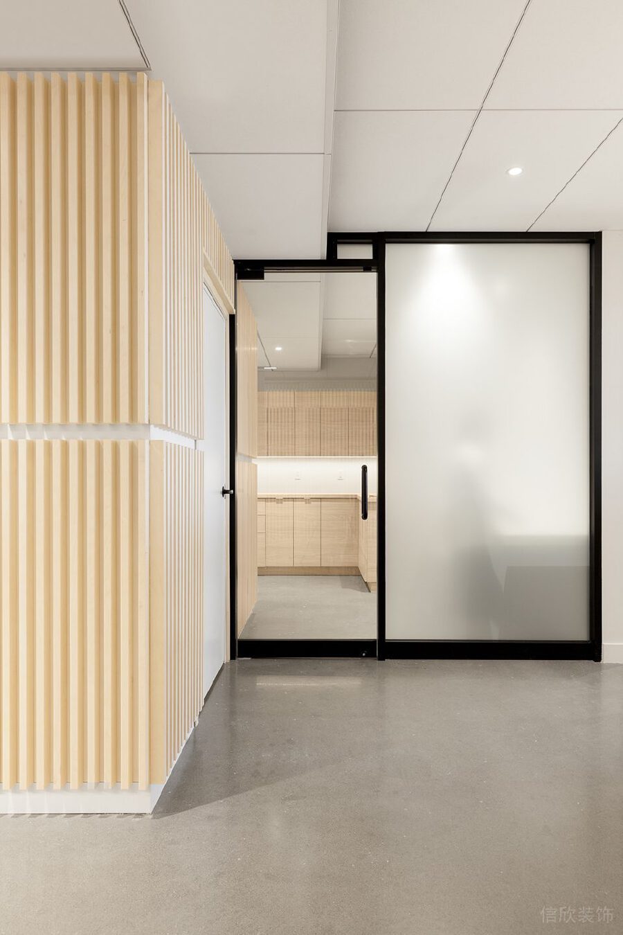 磨砂玻璃黑框門窗隔斷原木風(fēng)墻體辦公室設(shè)計(jì)