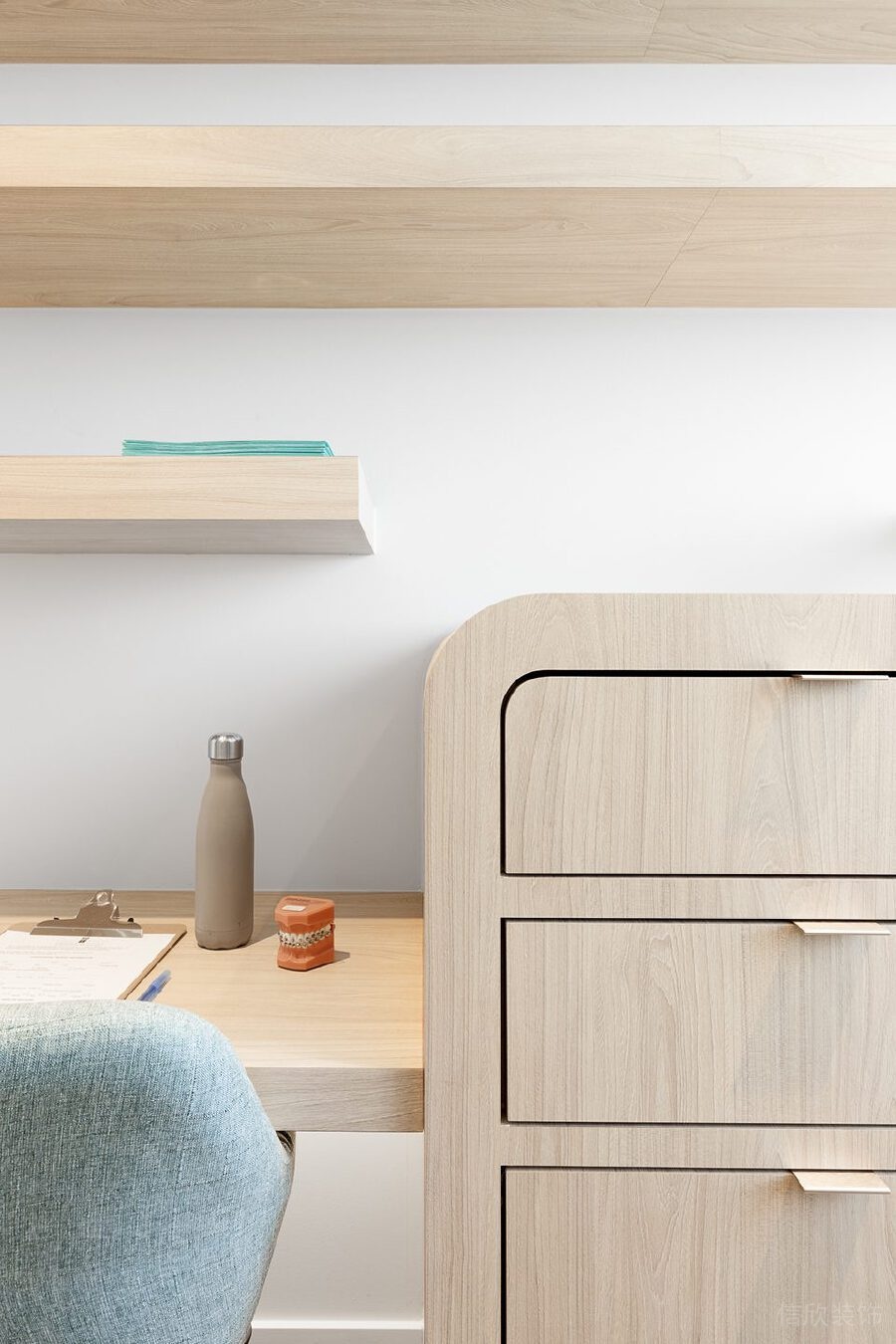 楓木原木風工作區(qū)域辦公室墻體收納柜設(shè)計圖