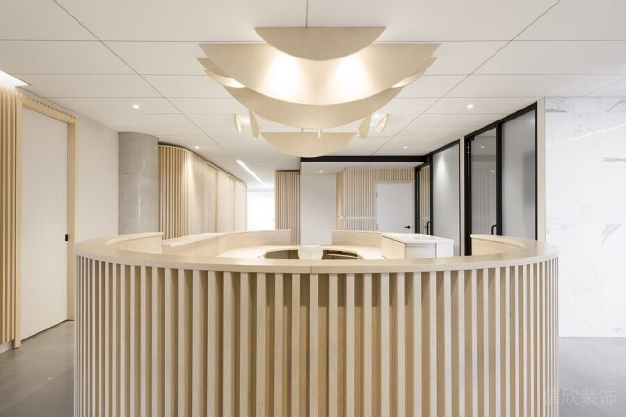 原木風(fēng)環(huán)形鏤空前臺區(qū)域鎏金辦公室裝修設(shè)計(jì)