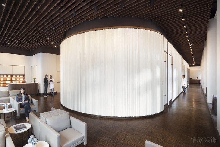 環(huán)形柵格板條紋墻體設(shè)計(jì)木質(zhì)辦公室過道設(shè)計(jì)