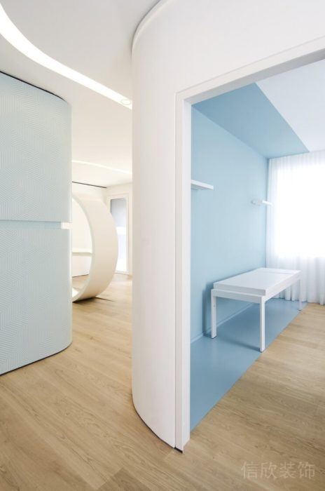 木質(zhì)地板裝修設(shè)計辦公室藍色休息區(qū)裝修效果