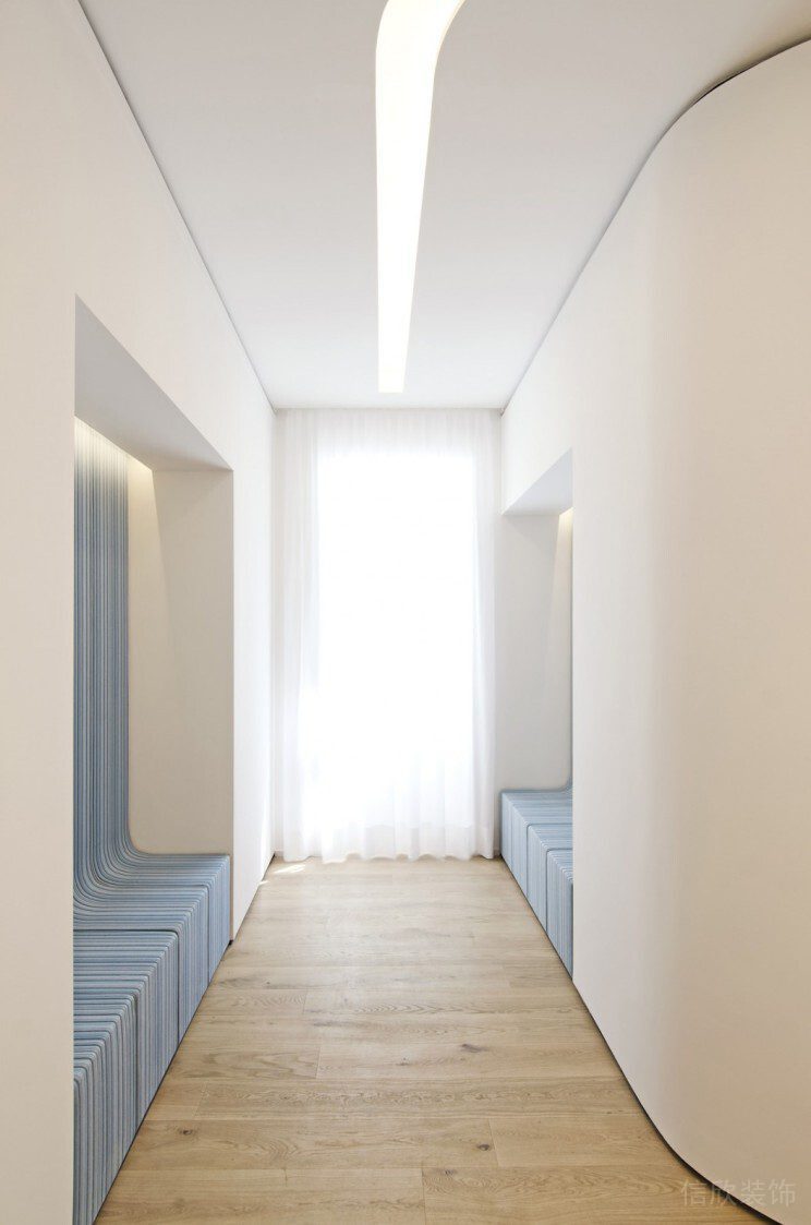 現(xiàn)代辦公室裝修設(shè)計過道休息區(qū)條紋藍色沙發(fā)效果