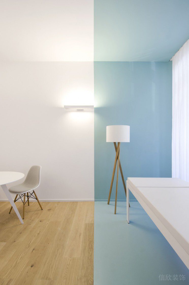 對稱式過道木質(zhì)撞色藍(lán)色簡約辦公室效果圖