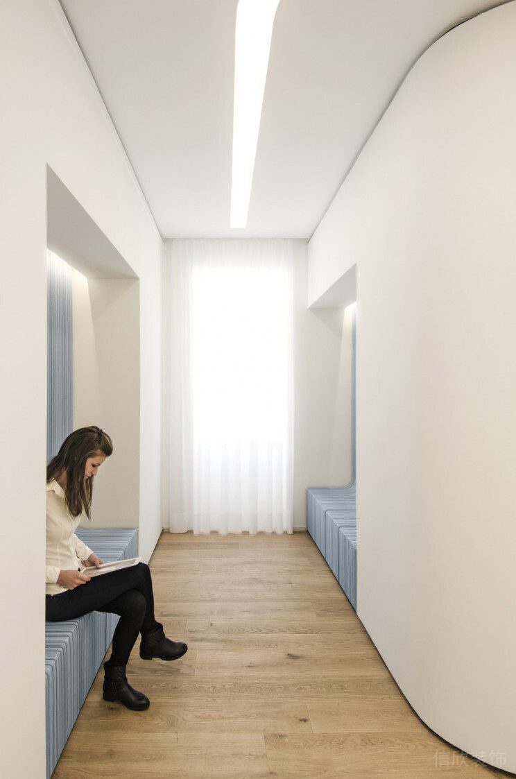 原木風過道休息區(qū)裝修設(shè)計弧線簡約效果