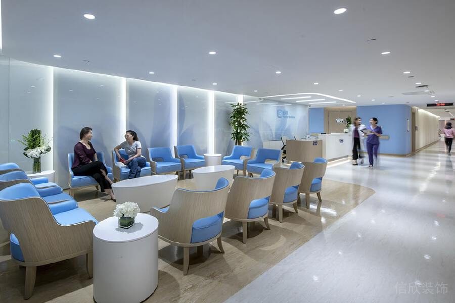 藍色休息區(qū)域環(huán)繞座椅原木風機構(gòu)走廊設(shè)計