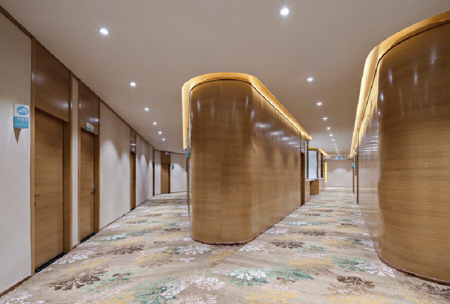 辦公室裝修設(shè)計現(xiàn)代鎏金效果圖過道木制燈飾效果