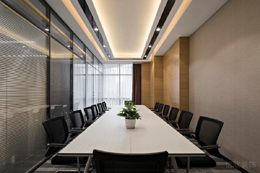 黑白色調(diào)會(huì)議室裝修設(shè)計(jì)木制墻體