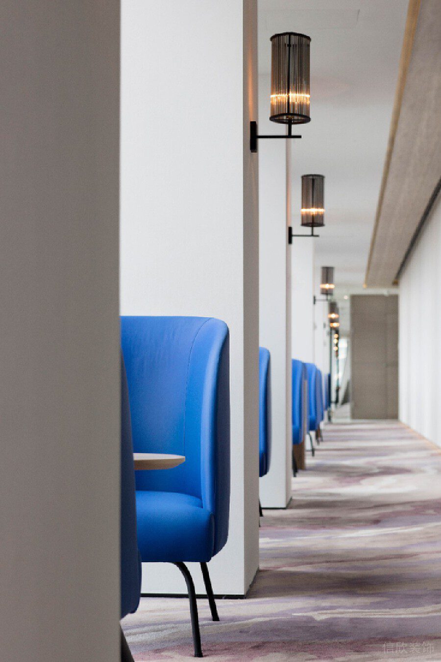 面對面辦公室洽談室藍色皮革沙發(fā)裝修