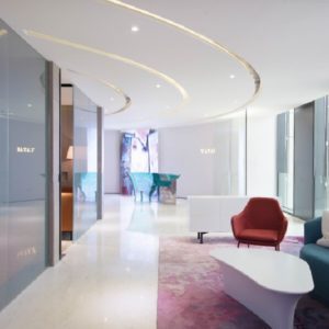 現(xiàn)代簡約辦公室裝修設計洽談室過道