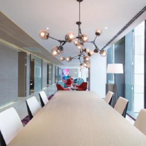 會議室裝修設(shè)計木質(zhì)天花吊頂效果