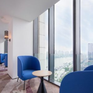 藍色休息區(qū)面對面簡約辦公室裝修設(shè)計