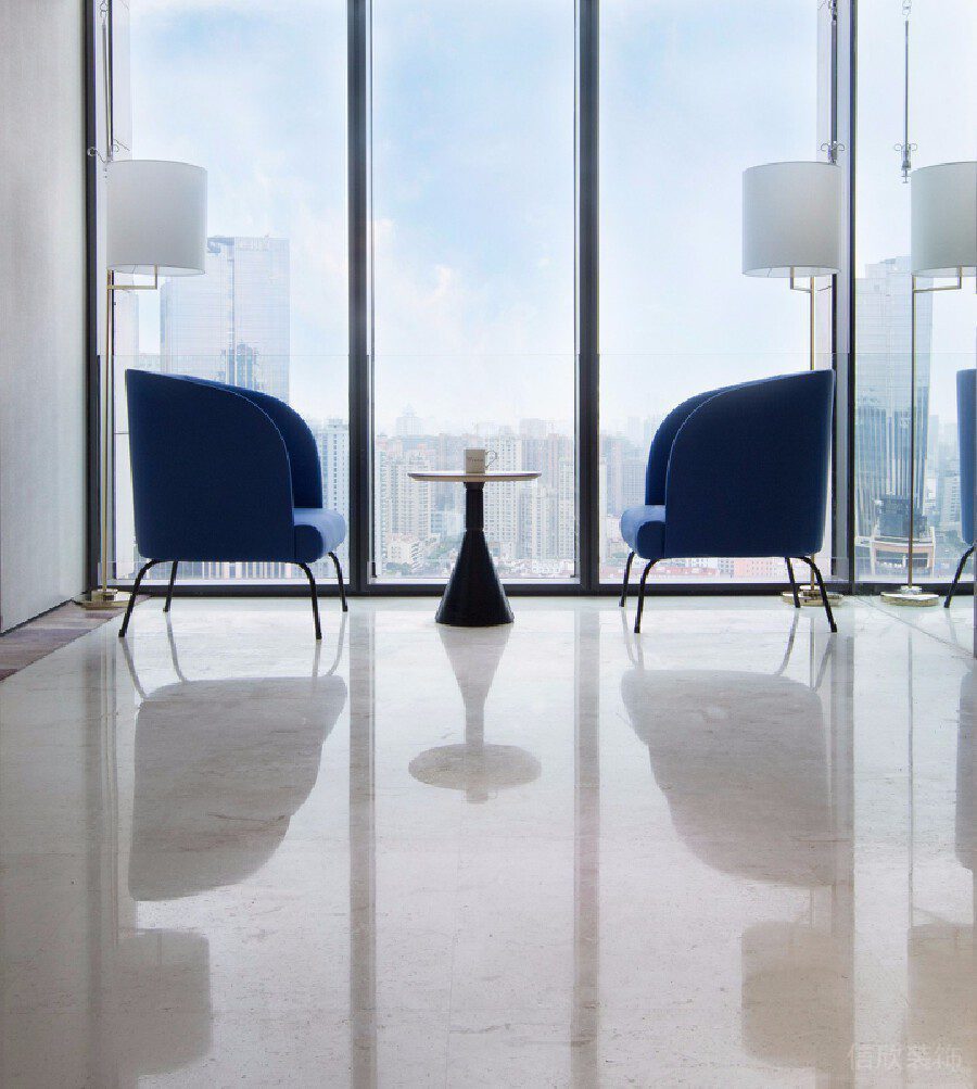 對稱式簡約藍(lán)色沙發(fā)辦公室裝修