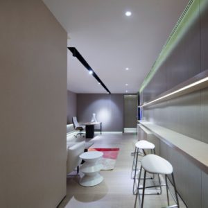 辦公室裝修設(shè)計茶水間簡約效果高腳椅效果